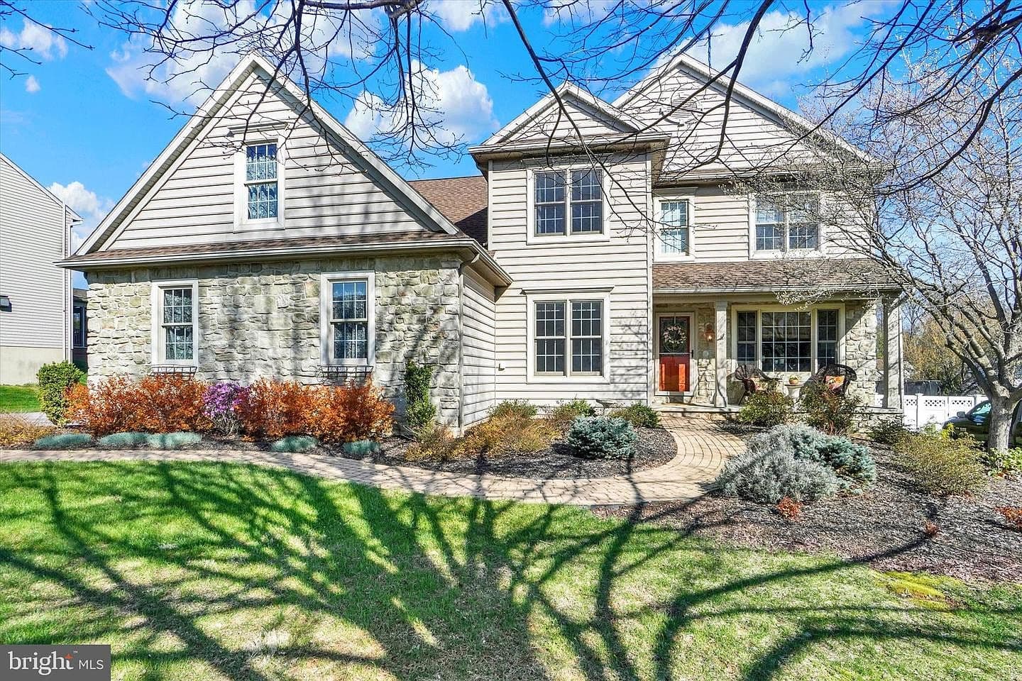 934 Castle Pond Dr, York, PA